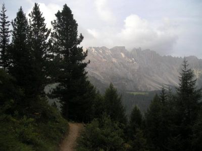 004-Abstieg zum Karer Pass mit Blick ins Latemar